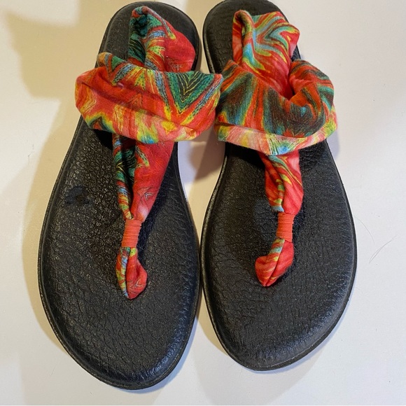 Sanuk yoga mat sling 2, size 11 tropical floral pattern, GUC see defect on sole - Picture 2 of 7